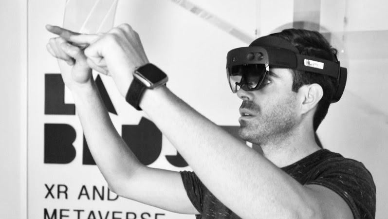 Sergio Montoya con gafas de Realidad Virtual